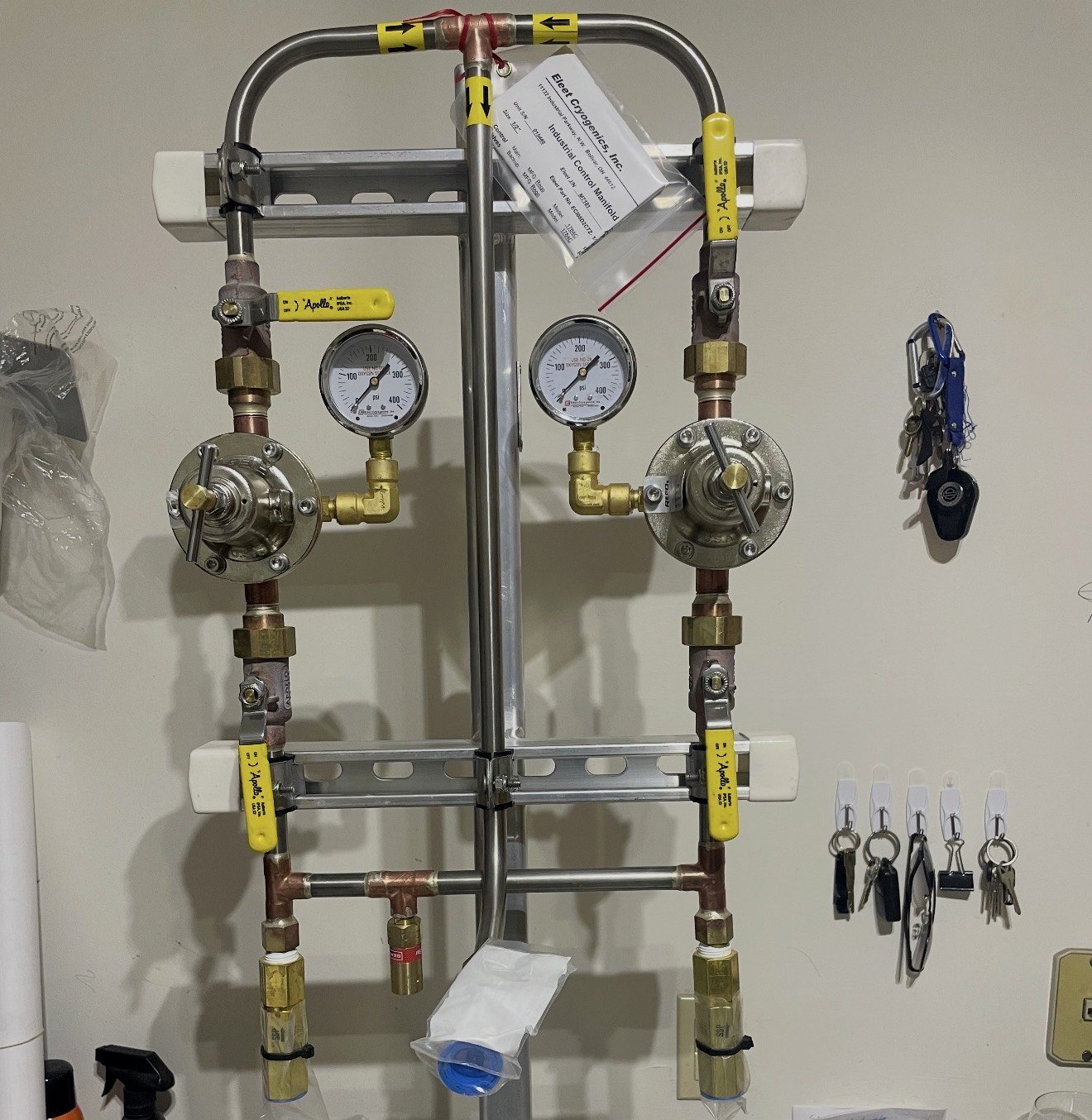 Cryogenic pressure control manifold with regulators and valves