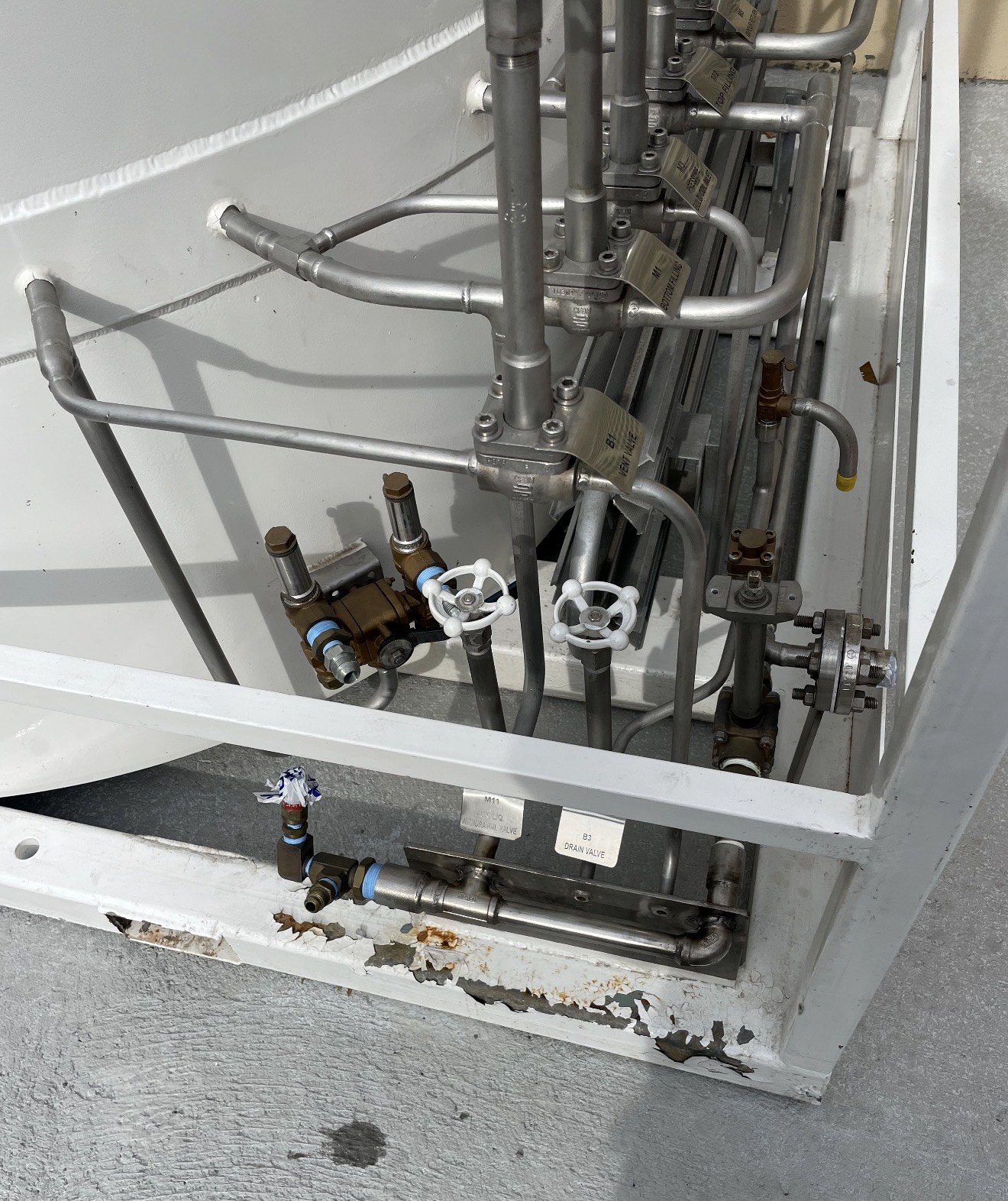 Cryogenic valve and piping service on an industrial gas system