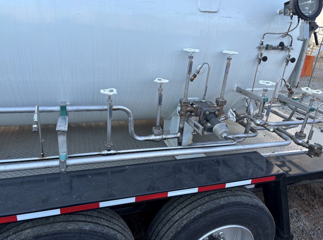Industrial cryogenic piping installation on a bulk vessel system